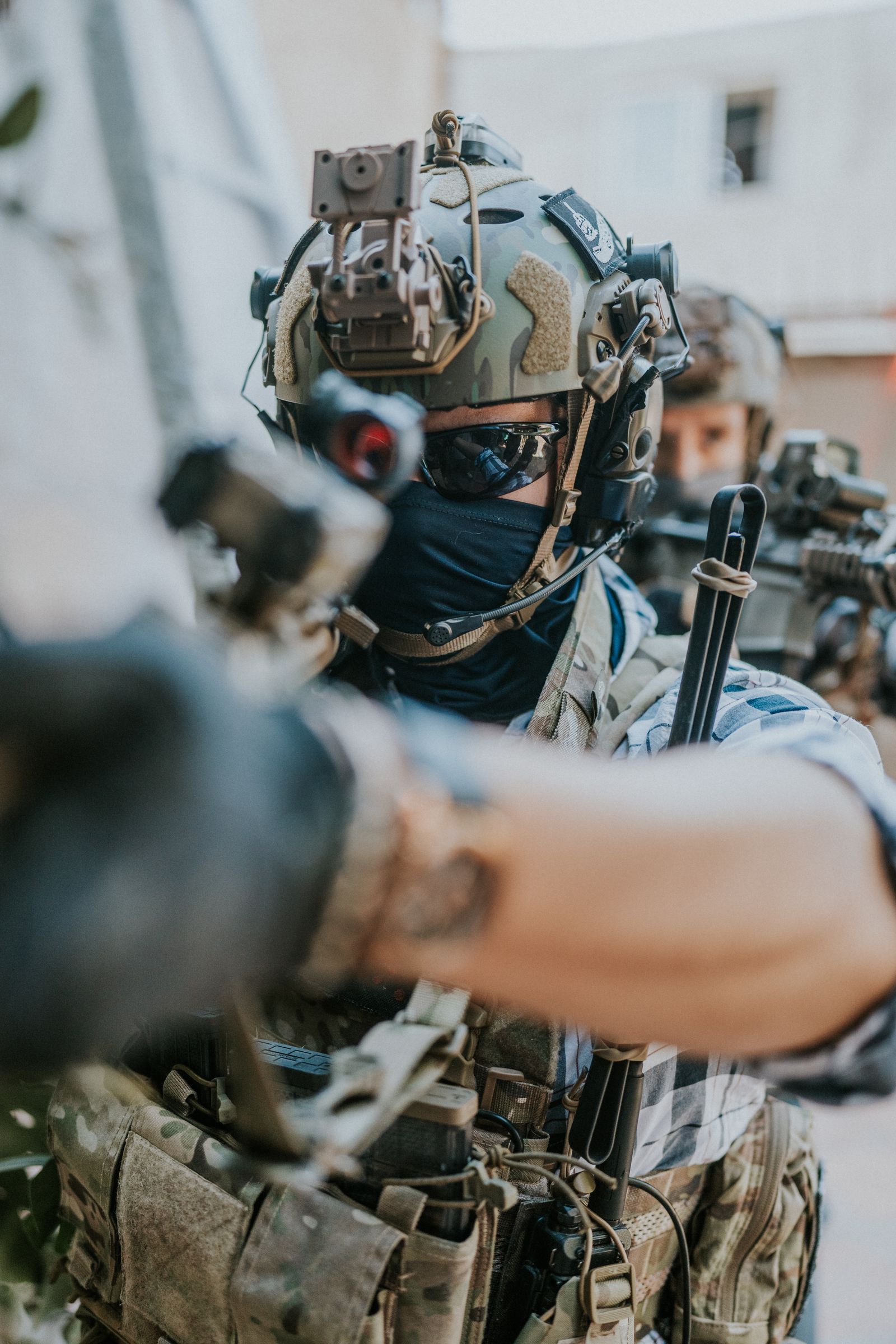 Equipo táctico durante una operación de entrenamiento urbano